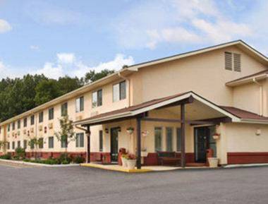 Super 8 by Wyndham Newburgh/West Point Stewart Intl Airport