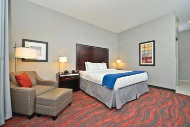 Holiday Inn Express & Suites Utica an IHG Hotel