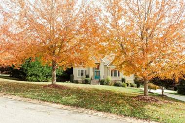 Premium WIFI! Luxurious Home in ASHEVILLE with PRIVATE Hot tub!