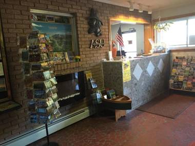 Highland Hills Motel & Cabins