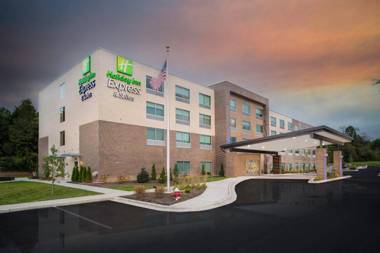 Holiday Inn Express & Suites Brevard - City Center