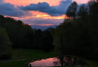 The Hive Lodge-with views of the Smokies