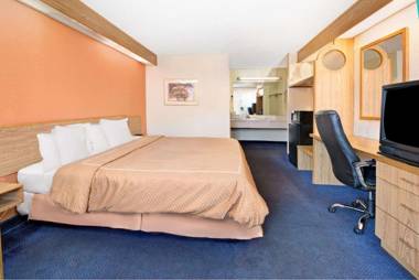 Days Inn by Wyndham Charlotte Northlake