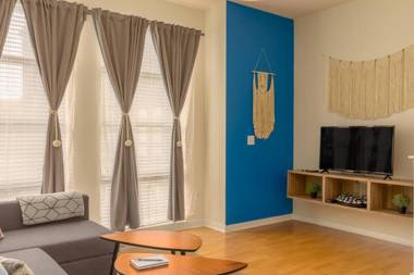 Trifecta 10 Min Walk to 7th St Market Superhost