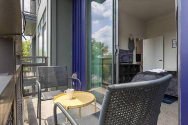 Trifecta Prime Location & Balcony Superhost