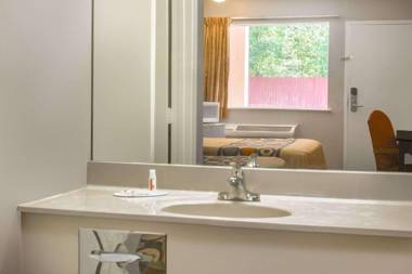 Super 8 by Wyndham Durham/University Area NC