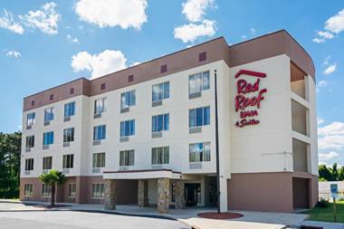 Red Roof Inn & Suites Fayetteville-Fort Bragg