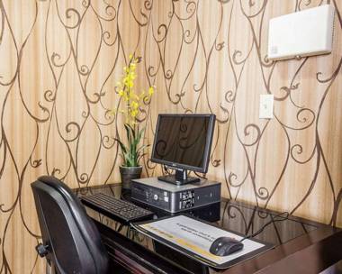 Quality Inn & Suites Airpark East