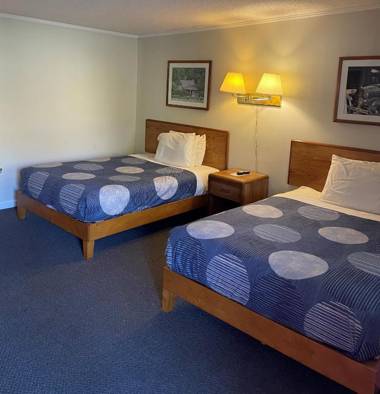 A Holiday Motel - Maggie Valley