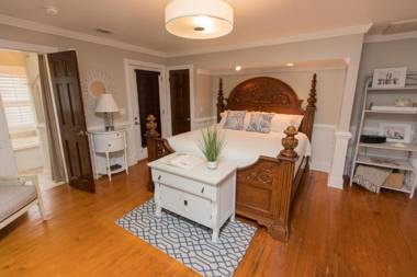 The Burrus House Inn Waterfront Suites