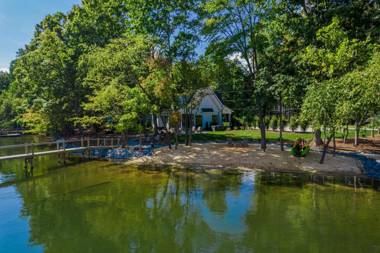 Hanesbee Escape by Stay Lake Norman