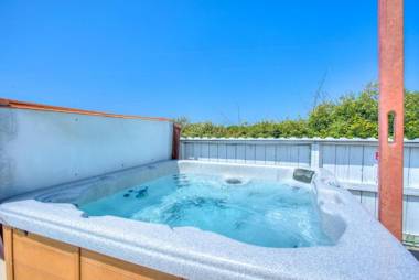 6170 - Poolside Paradise