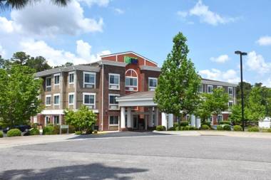 Holiday Inn Express & Suites Southern Pines-Pinehurst Area an IHG Hotel