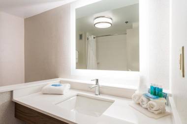 Holiday Inn Express & Suites Wilmington-University Center an IHG Hotel