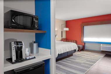Holiday Inn Express & Suites - Wilmington West - Medical Park an IHG Hotel