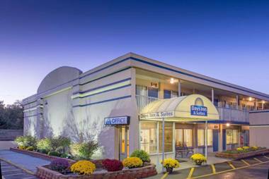 Days Inn & Suites by Wyndham Dayton North