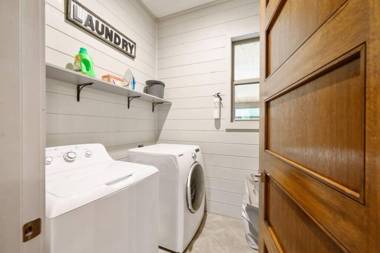 Strawberry Wine - Stunning Luxury Cabin 2 Bedrooms with Game Room and Hot Tub !