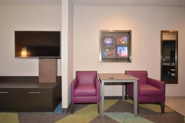 Holiday Inn Express & Suites Oklahoma City Mid - Arpt Area an IHG Hotel