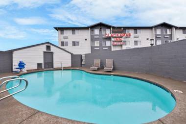 Clackamas Inn and Suites