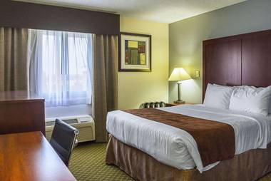 Clarion Inn & Suites Clackamas - Portland