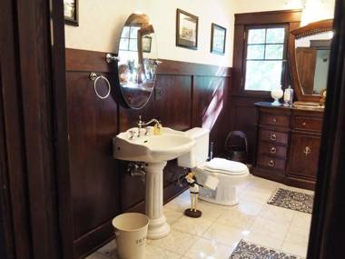 Lady Geneva Bed & Breakfast