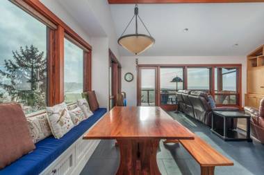 Pelican's Perch Ocean view luxury in Pacific City Oregon