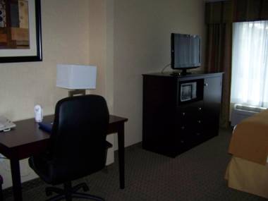 Holiday Inn Express Hotel & Suites Portland - Jantzen Beach an IHG Hotel