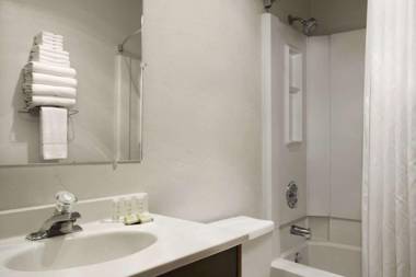 Super 8 by Wyndham Portland Airport