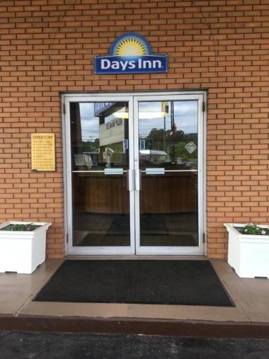 Days Inn by Wyndham Breezewood