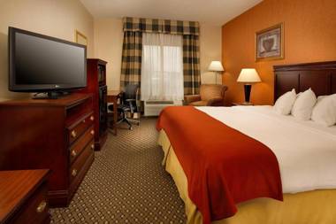 Holiday Inn Express & Suites by IHG Chambersburg an IHG Hotel