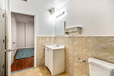 Lovely 2bd Apt steps from the Convention Center