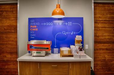 Holiday Inn Express Hotel & Suites Pittsburgh Airport an IHG Hotel