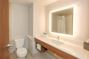 Holiday Inn Express & Suites Pittsburgh North Shore an IHG Hotel