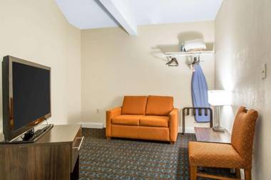 Quality Inn and Suites Newport - Middletown