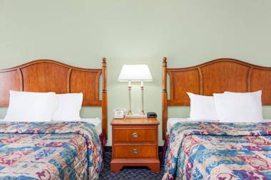 Days Inn & Suites by Wyndham SE Columbia Ft Jackson