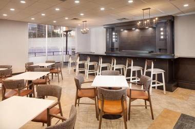 Hotel Columbia Inn & Suites