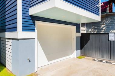 NEW Villa Azure - Gorgeous 3BD Home in Downtown CHS Hosted by CVP