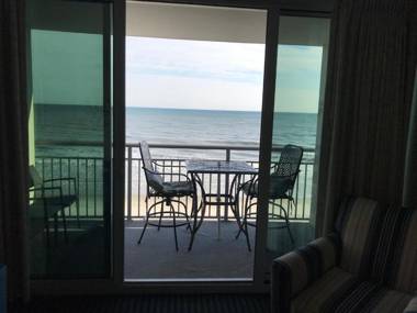 Luxurious Ocean Front 4th Floor Suite with Jet Tub