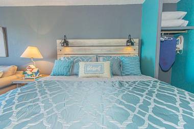 Completely Renovated King Suite Perfect for 4! Sea Mist 51306