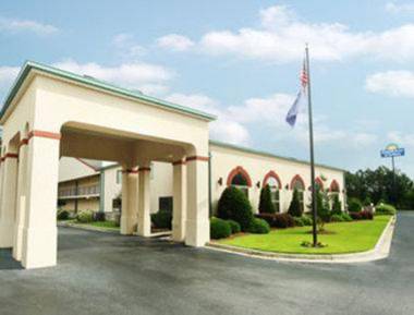 Days Inn & Suites by Wyndham Columbia Airport