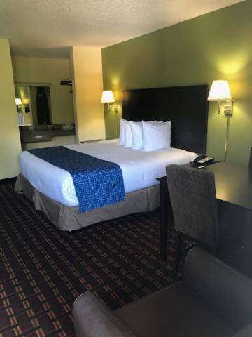Travelodge by Wyndham Clarksville