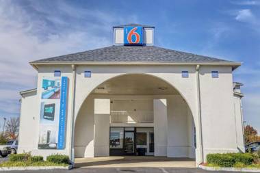 Motel 6-Dickson TN