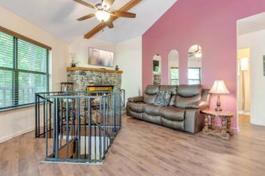 Smoky View Chalet 2 Bedrooms Pool Table Foosball Pool Access Sleeps 6