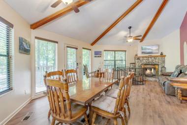 Smoky View Chalet 2 Bedrooms Pool Table Foosball Pool Access Sleeps 6