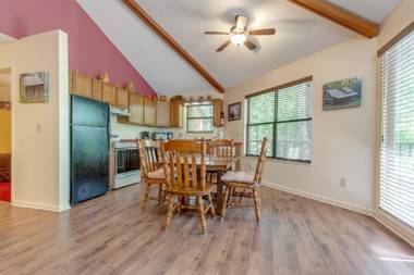 Smoky View Chalet 2 Bedrooms Pool Table Foosball Pool Access Sleeps 6