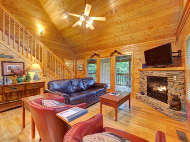 Bear’s Corner 3 Bedrooms WiFi Pool Table Hot Tub WiFi Sleeps 10