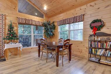 A Garden Blessing 1 Bedroom Hot Tub Fireplace Grill WiFi Sleeps 4