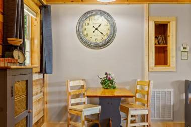 Nestled Inn 1 Bedroom Secluded WiFi Jetted Tub Sleeps 2