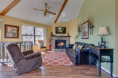 Smoky Mountain Dreams 3 Bedrooms Pool Access Hot Tub WiFi Sleeps 7