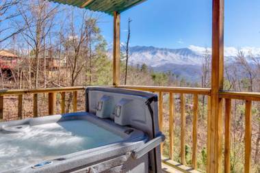 Smoky Mountain Dreams 3 Bedrooms Pool Access Hot Tub WiFi Sleeps 7